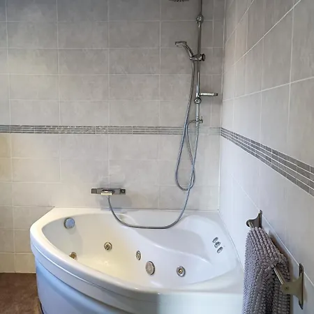 U Casone, B&w Modern Apartment, Spa, Wifi, Air-conditioning, Free Parking, Decreasing Prices Aghione