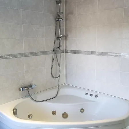 דירה U Casone, B&w Modern Apartment, Spa, Wifi, Air-conditioning, Free Parking, Decreasing Prices *