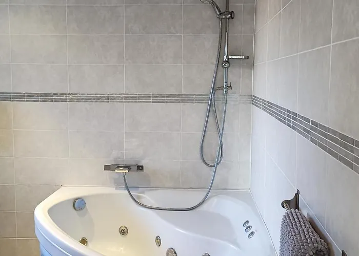 U Casone, B&w Modern Apartment, Spa, Wifi, Air-conditioning, Free Parking, Decreasing Prices Aghione